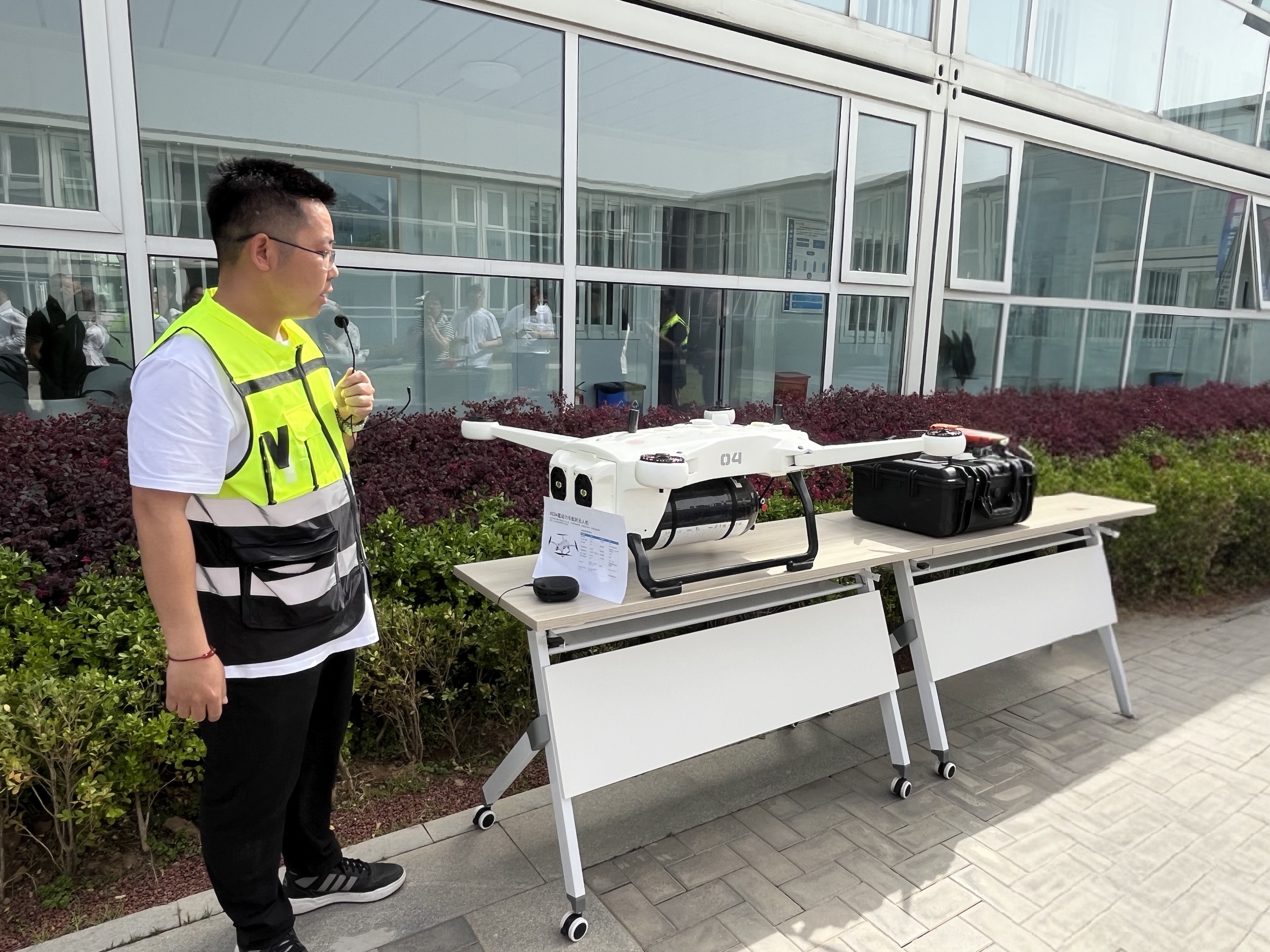 广西隆安万亩火龙果基地灯海璀璨 游客体验农文旅融合